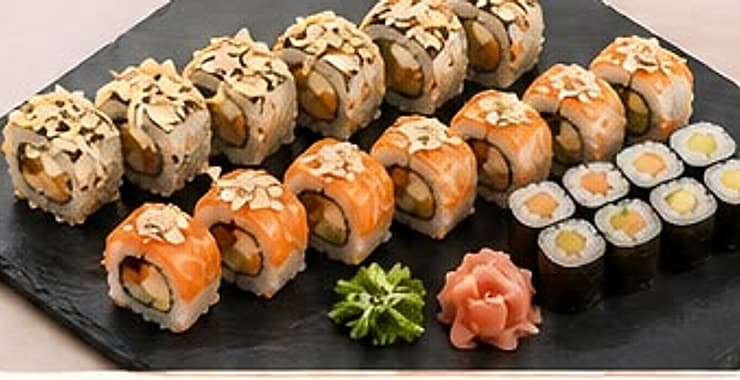 Zestaw Dragon: futomaki w migdałach, tatar z łososia i uramaki z sałatką surimi.