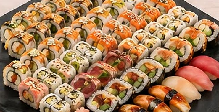 Zestaw Emperor: pełna taca futomaki, uramaki Queen Love i California King, nigiri oraz hosomaki.