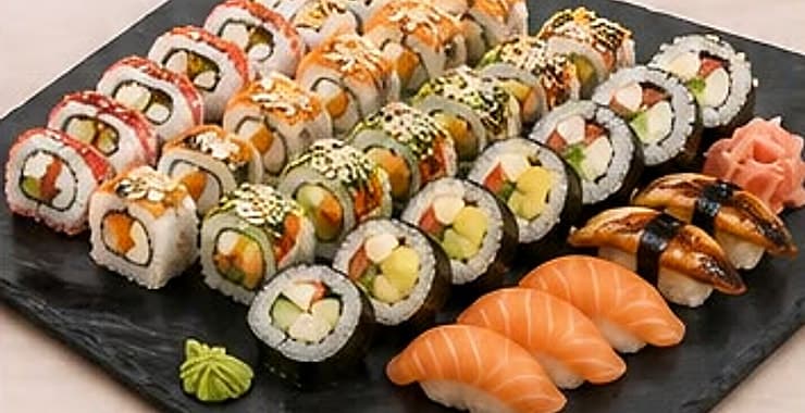 Zestaw Shogun: uramaki z tuńczykiem i łososiem, futomaki oraz nigiri z opalanym łososiem i węgorzem.